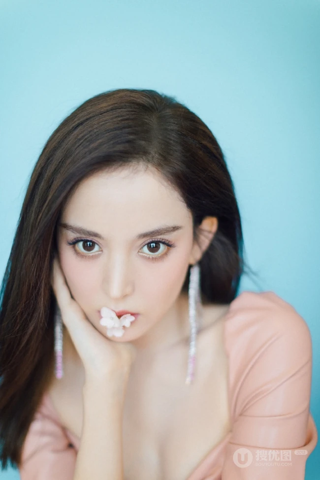 古力娜扎气质V领粉裙超美户外写真，完美白皙线条细腰身材隐约可见