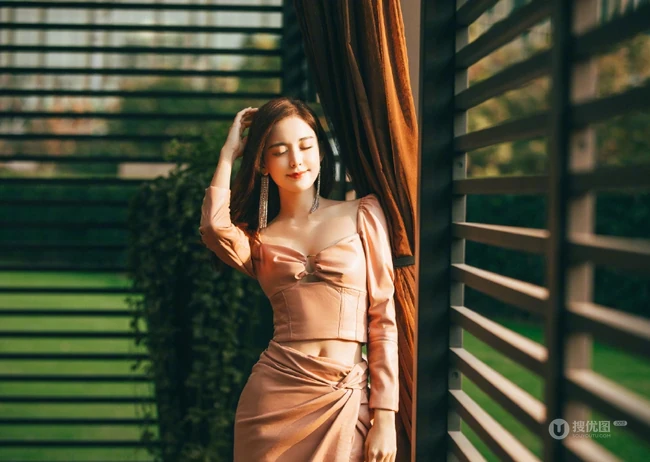 古力娜扎气质V领粉裙超美户外写真，完美白皙线条细腰身材隐约可见