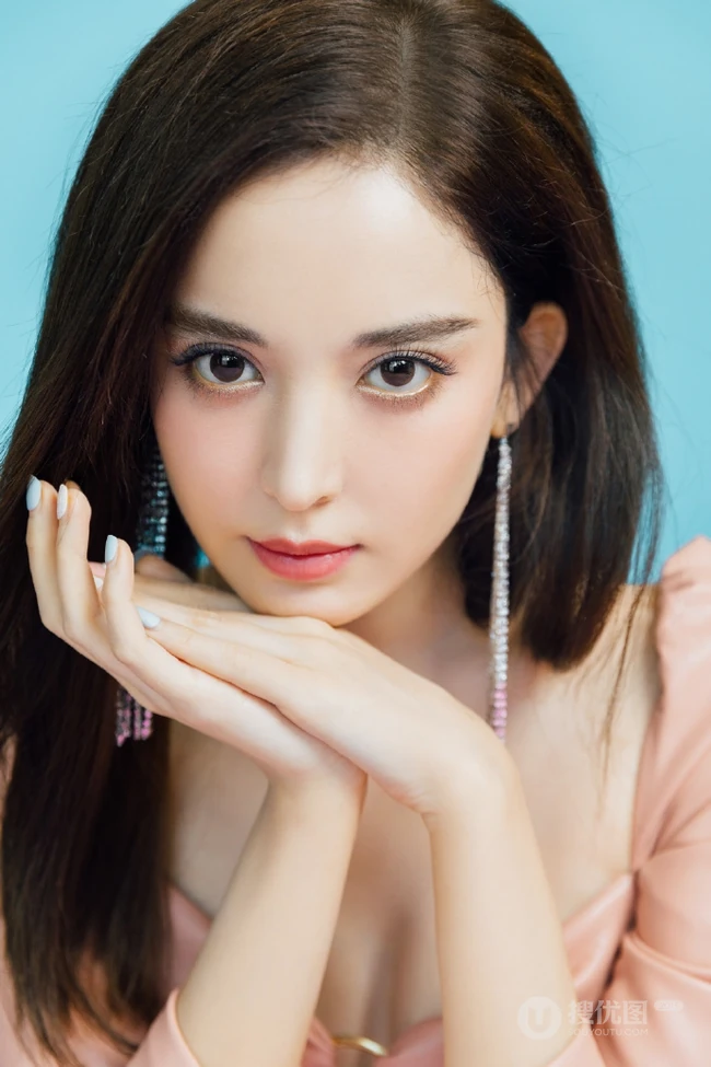 古力娜扎气质V领粉裙超美户外写真，完美白皙线条细腰身材隐约可见