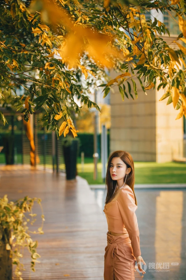 古力娜扎气质V领粉裙超美户外写真，完美白皙线条细腰身材隐约可见