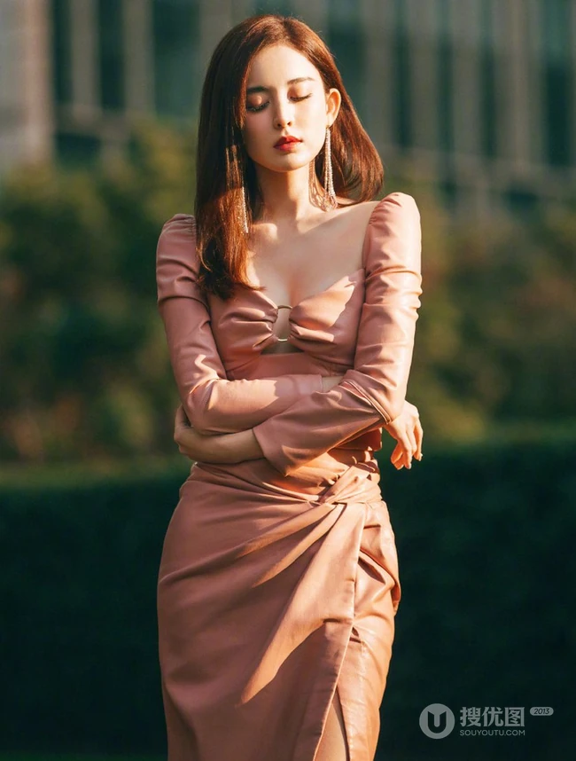 古力娜扎气质V领粉裙超美户外写真，完美白皙线条细腰身材隐约可见