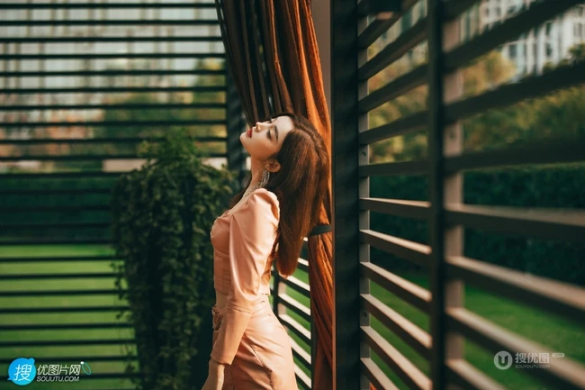 古力娜扎气质V领粉裙超美户外写真，完美白皙线条细腰身材隐约可见