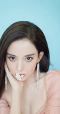 古力娜扎气质V领粉裙超美户外写真，完美白皙线条细腰身材隐约可见