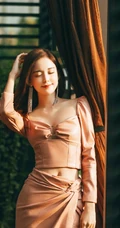 古力娜扎气质V领粉裙超美户外写真，完美白皙线条细腰身材隐约可见