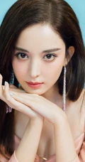古力娜扎气质V领粉裙超美户外写真，完美白皙线条细腰身材隐约可见