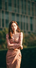 古力娜扎气质V领粉裙超美户外写真，完美白皙线条细腰身材隐约可见