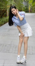 气质可爱长腿微胖女生娜露Selena蓝衣衬衫白裙户外街拍动人写真图片