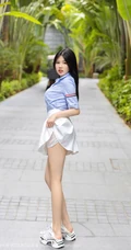 气质可爱长腿微胖女生娜露Selena蓝衣衬衫白裙户外街拍动人写真图片