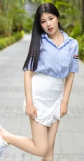 气质可爱长腿微胖女生娜露Selena蓝衣衬衫白裙户外街拍动人写真图片