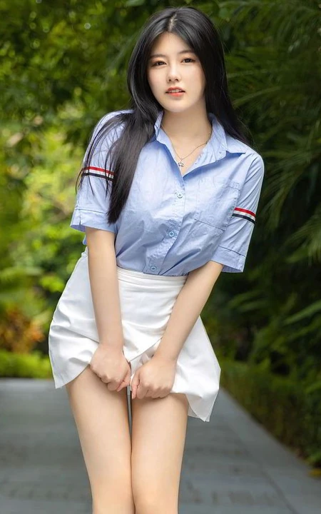 气质可爱长腿微胖女生娜露Selena蓝衣衬衫白裙户外街拍动人写真图片