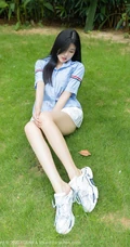 气质可爱长腿微胖女生娜露Selena蓝衣衬衫白裙户外街拍动人写真图片