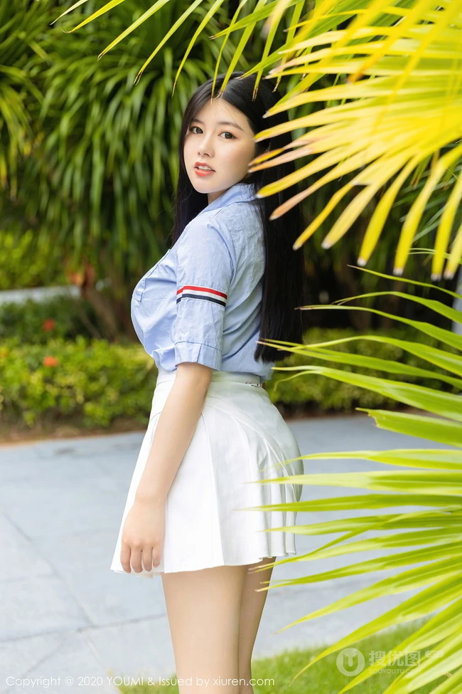 气质可爱长腿微胖女生娜露Selena蓝衣衬衫白裙户外街拍动人写真图片
