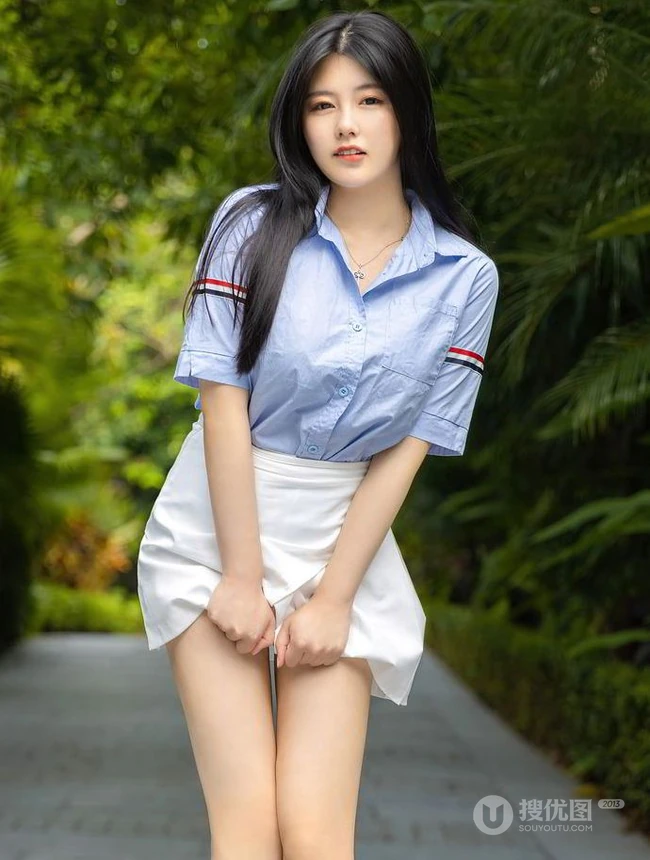 气质可爱长腿微胖女生娜露Selena蓝衣衬衫白裙户外街拍动人写真图片
