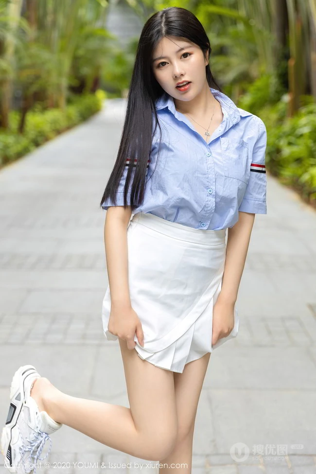 气质可爱长腿微胖女生娜露Selena蓝衣衬衫白裙户外街拍动人写真图片