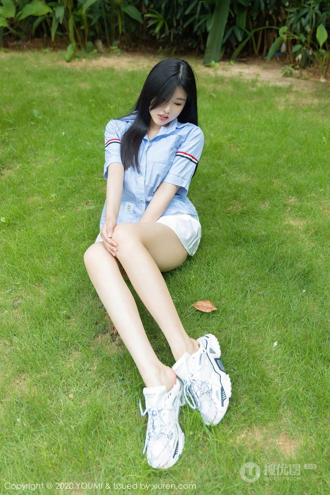 气质可爱长腿微胖女生娜露Selena蓝衣衬衫白裙户外街拍动人写真图片