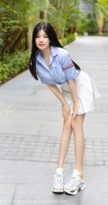 气质可爱长腿微胖女生娜露Selena蓝衣衬衫白裙户外街拍动人写真图片