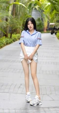 气质可爱长腿微胖女生娜露Selena蓝衣衬衫白裙户外街拍动人写真图片