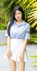气质可爱长腿微胖女生娜露Selena蓝衣衬衫白裙户外街拍动人写真图片