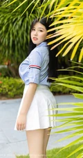 气质可爱长腿微胖女生娜露Selena蓝衣衬衫白裙户外街拍动人写真图片
