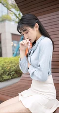 身高腿长漂亮导游小姐姐陆萱萱蓝衫白裙肉袜装高跟穿搭剧情式写真图片集