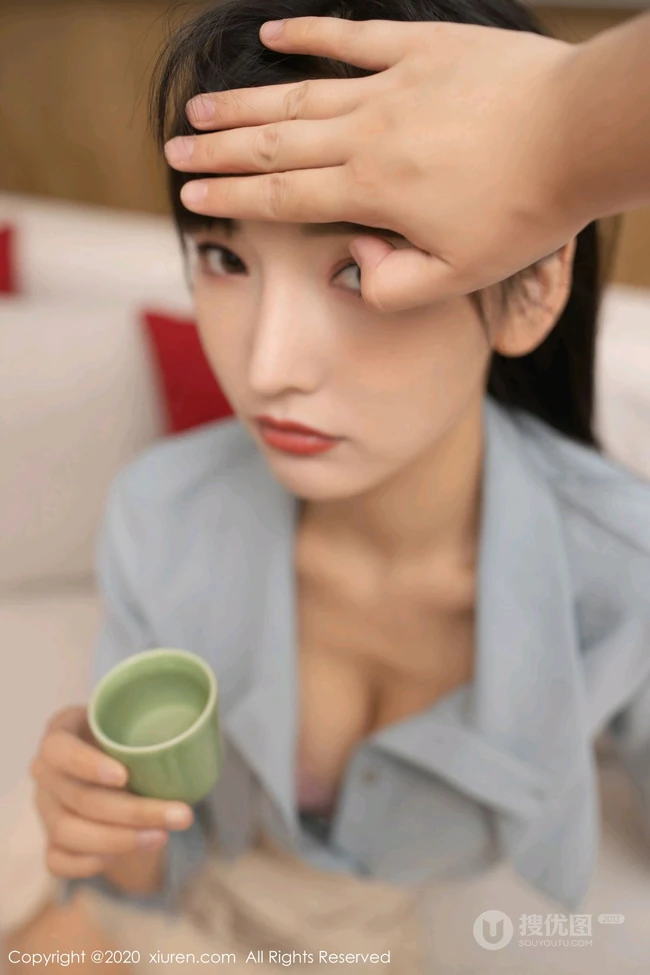 身高腿长漂亮导游小姐姐陆萱萱蓝衫白裙肉袜装高跟穿搭剧情式写真图片集