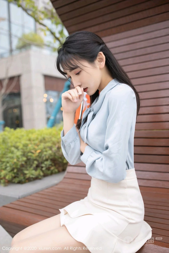 身高腿长漂亮导游小姐姐陆萱萱蓝衫白裙肉袜装高跟穿搭剧情式写真图片集