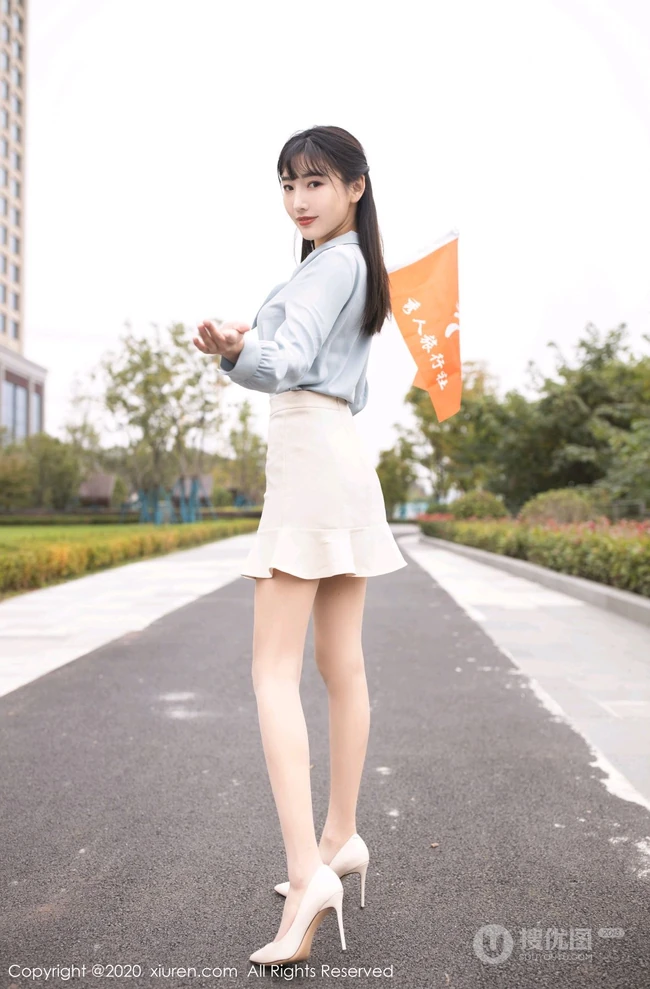身高腿长漂亮导游小姐姐陆萱萱蓝衫白裙肉袜装高跟穿搭剧情式写真图片集