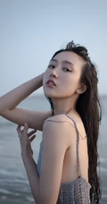 长发飘飘海边少女肩带衣牛仔短裤着身海边清透气质66艺术写真图片