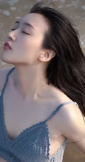 长发飘飘海边少女肩带衣牛仔短裤着身海边清透气质66艺术写真图片