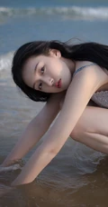 长发飘飘海边少女肩带衣牛仔短裤着身海边清透气质66艺术写真图片