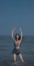 长发飘飘海边少女肩带衣牛仔短裤着身海边清透气质66艺术写真图片
