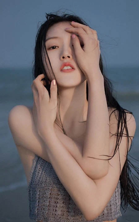 长发飘飘海边少女肩带衣牛仔短裤着身海边清透气质66艺术写真图片