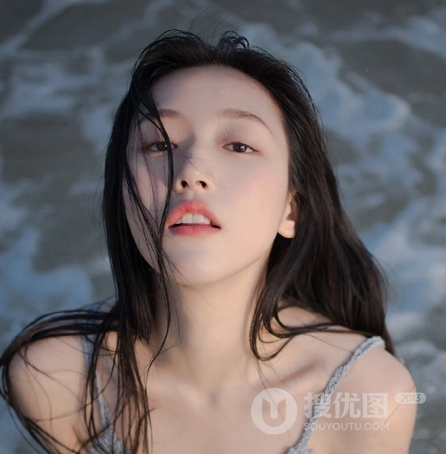长发飘飘海边少女肩带衣牛仔短裤着身海边清透气质66艺术写真图片