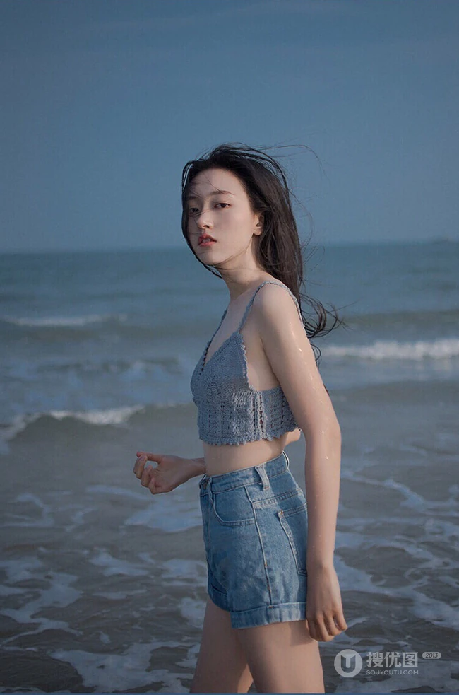 长发飘飘海边少女肩带衣牛仔短裤着身海边清透气质66艺术写真图片