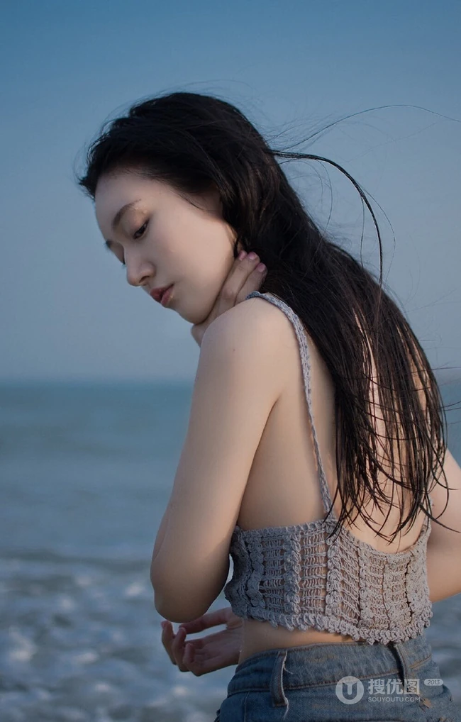 长发飘飘海边少女肩带衣牛仔短裤着身海边清透气质66艺术写真图片