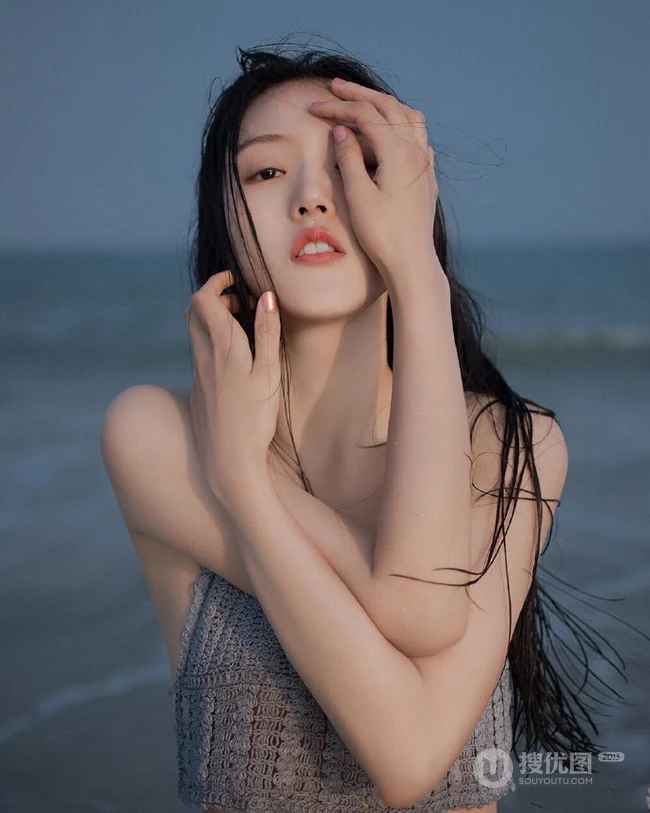 长发飘飘海边少女肩带衣牛仔短裤着身海边清透气质66艺术写真图片