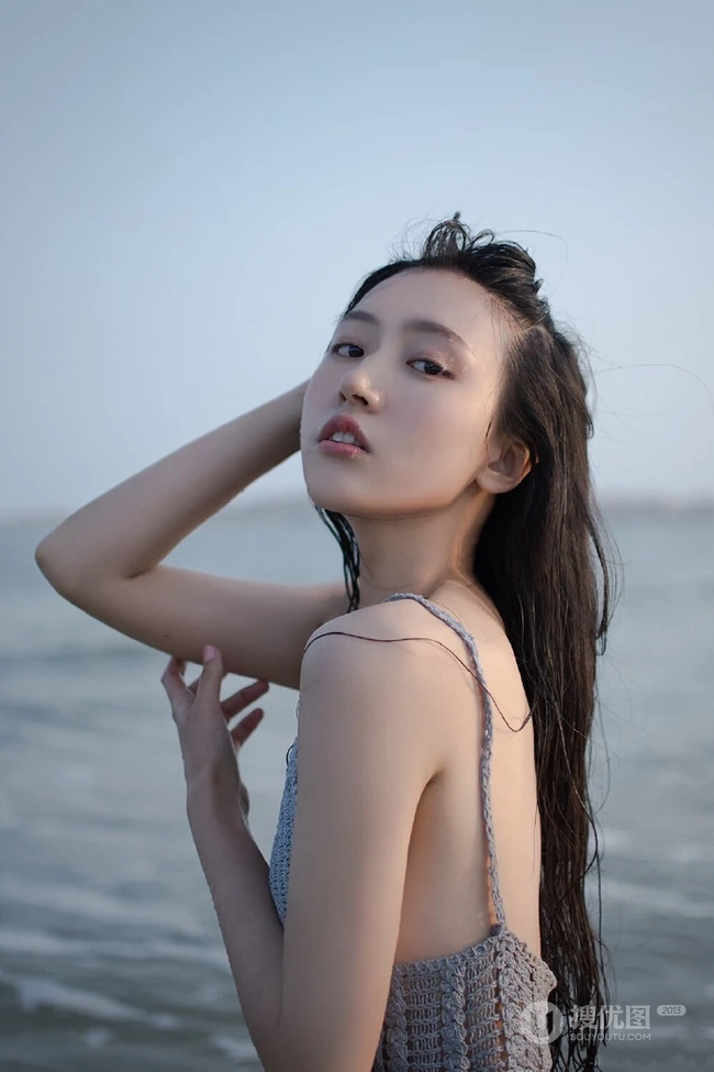 长发飘飘海边少女肩带衣牛仔短裤着身海边清透气质66艺术写真图片