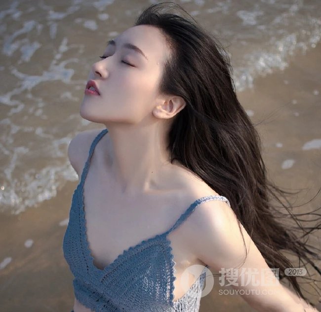 长发飘飘海边少女肩带衣牛仔短裤着身海边清透气质66艺术写真图片