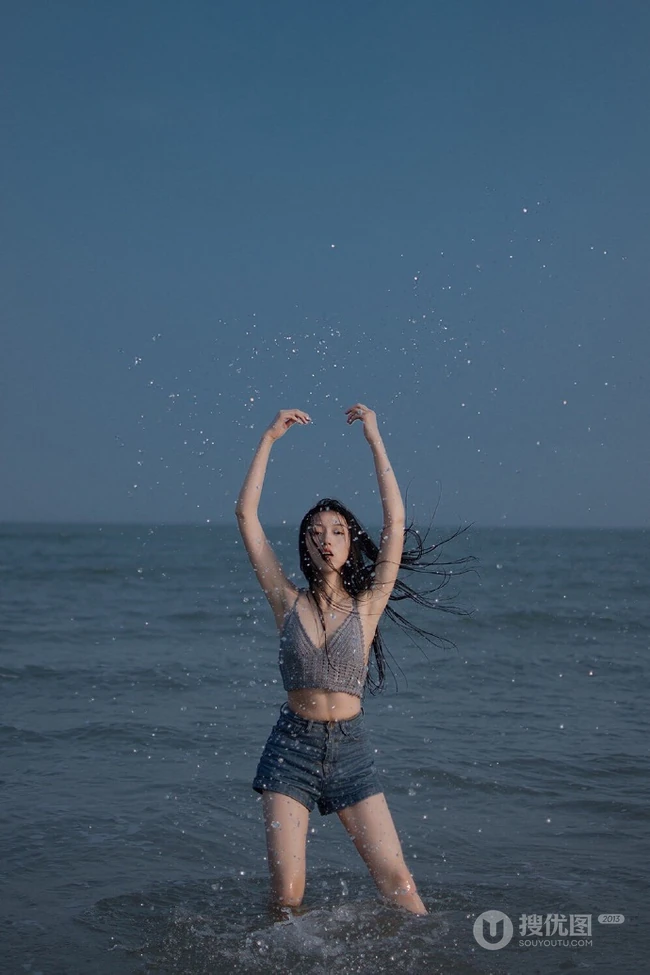 长发飘飘海边少女肩带衣牛仔短裤着身海边清透气质66艺术写真图片