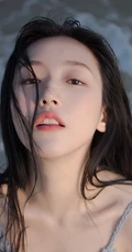 长发飘飘海边少女肩带衣牛仔短裤着身海边清透气质66艺术写真图片