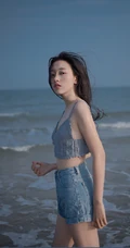 长发飘飘海边少女肩带衣牛仔短裤着身海边清透气质66艺术写真图片