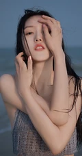 长发飘飘海边少女肩带衣牛仔短裤着身海边清透气质66艺术写真图片