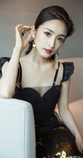 林依晨出席活动黑色V领裙装写真图片