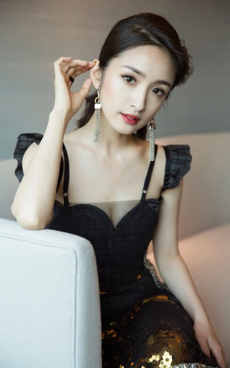 林依晨出席活动黑色V领裙装写真图片