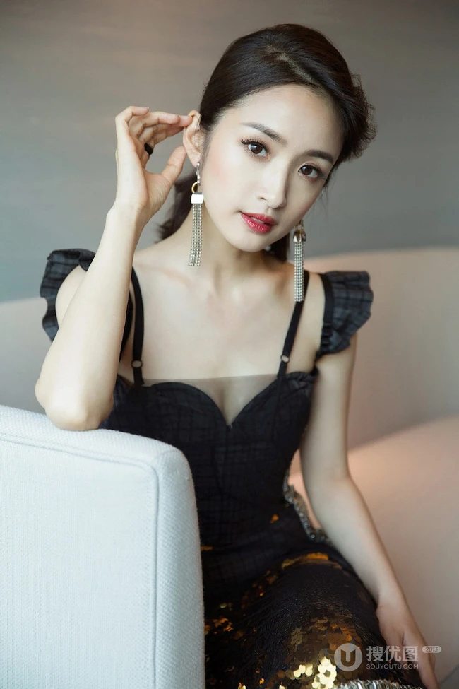 林依晨出席活动黑色V领裙装写真图片