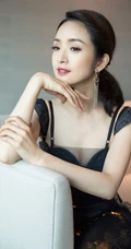 林依晨出席活动黑色V领裙装写真图片