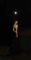 欧阳娜娜迎着明月海边写真照，黑色礼裙长裙着身优美动人
