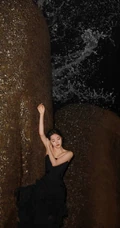 欧阳娜娜迎着明月海边写真照，黑色礼裙长裙着身优美动人