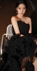欧阳娜娜迎着明月海边写真照，黑色礼裙长裙着身优美动人