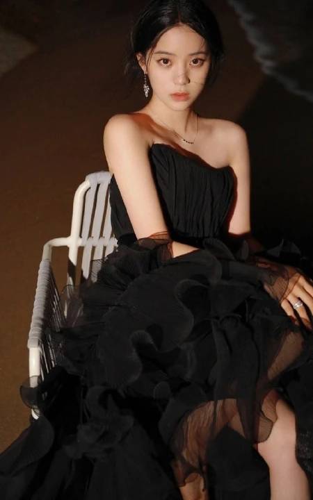 欧阳娜娜迎着明月海边写真照，黑色礼裙长裙着身优美动人